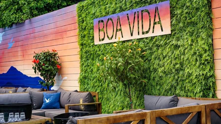 The waterfront terrace at Boa Vida Yacht Club, Old Port of Montréal